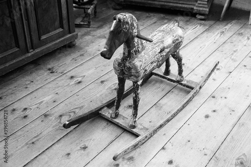 Altes Spielzeug Holz Schaukelpferd in schwarz weiß