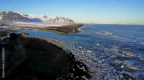 Wallpaper Mural Diamond Beach Island Eis auf schwarzem Sand Jökulsarlon Gletscher Lagune Drohne  Torontodigital.ca