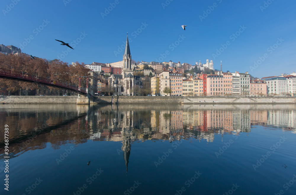 Paysage de ville: Lyon, la Saône et le quartier saint Georges