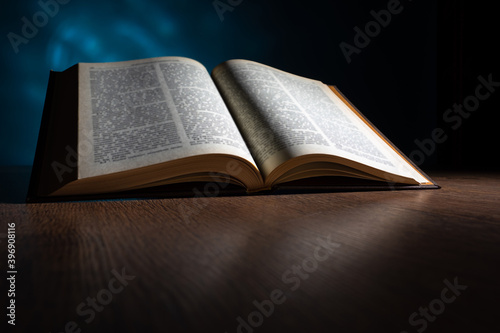 Obraz na plátne Open Bible on a wooden table