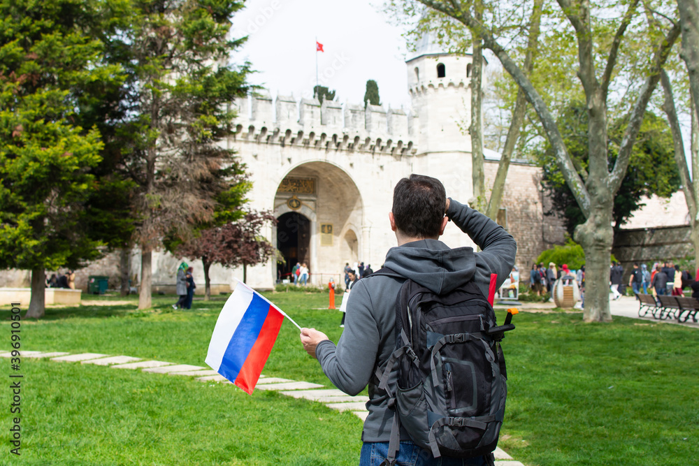 Obraz premium Russian tourist man with backpack looking at Topkapı palace gates. Tourism in Europe, Asia, Turkey, Istanbul concept. Russian tourists in Turkey.