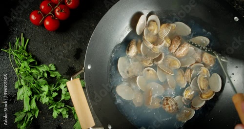 Cook the vongole mussels in boiling water with hot steam.