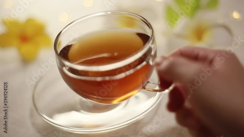 家でお茶を飲む様子。おうち時間、休憩時間。