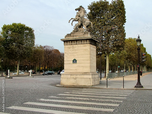 Photos The beginning of the famous Champs Elysees in Paris