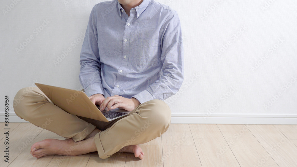 パソコンで仕事する男性 パソコンで仕事する男性