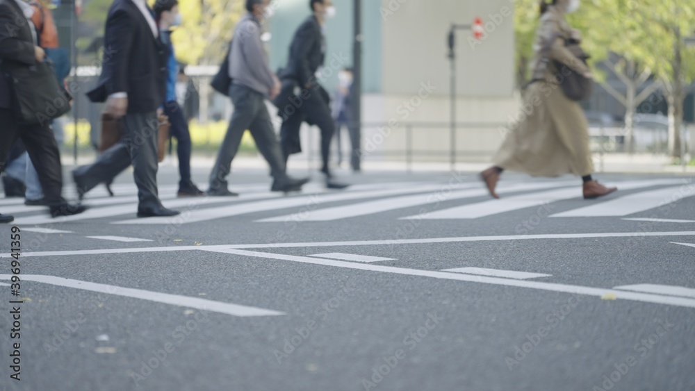 群衆・歩く人・横断歩道・東京駅 群衆・歩く人・横断歩道・東京駅