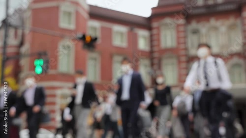 Wallpaper Mural 意図的にピントをぼかした東京駅前の横断歩道を渡るマスク姿のビジネスマンたちのスローモーション動画 Torontodigital.ca