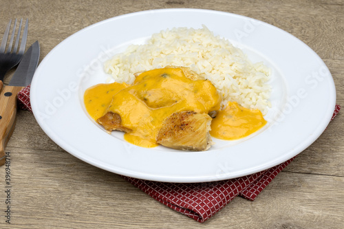 escalope de poulet , sauce au curry et riz dans une assiette