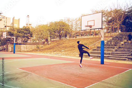 公園でバスケットボールをする若い男性 young man playing basketball photo