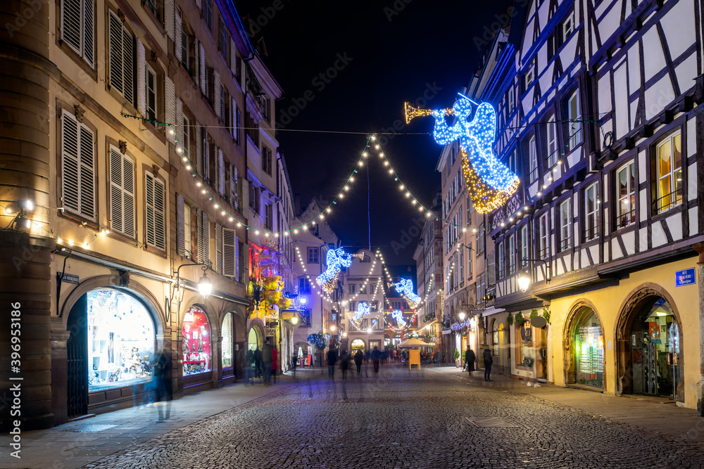 Obraz premium Evening street in Strassbourg, France, Christmas decoration and lights
