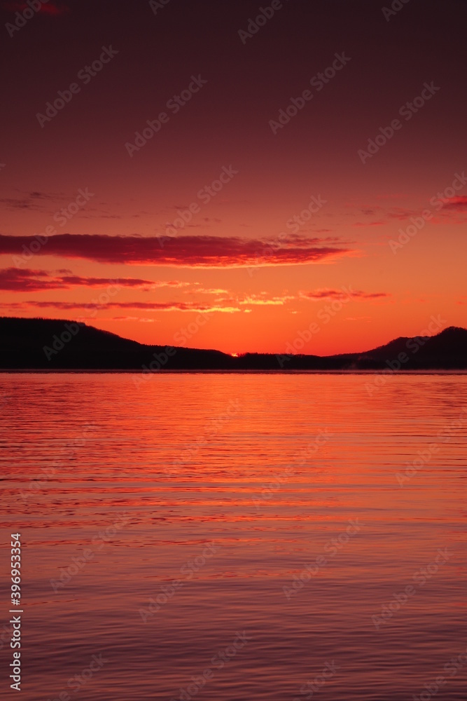 紅く染まる空と湖