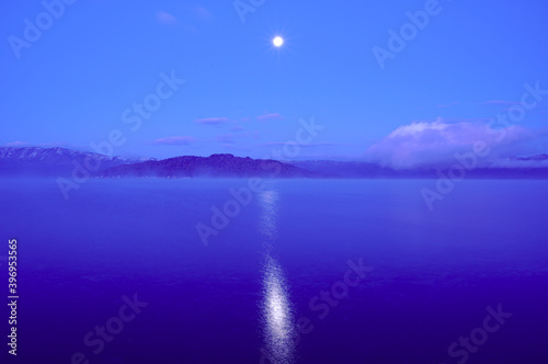 月夜の湖。湖面を照らす月明かり。 © Masa Tsuchiya
