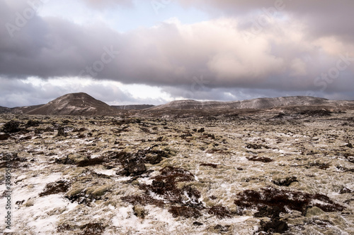 Einsetzende Dämmerung über dem Katlahraun-Lavafeld mit dem Skála-Mælifell an der Südküste Islands nahe Grindavík