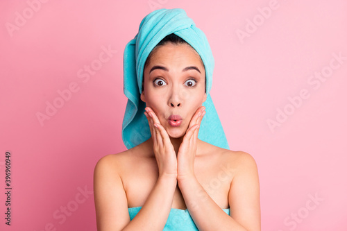 Photo of young amazed girl shocked surprised spa procedure hydration collagen treatment isolated over pink color background