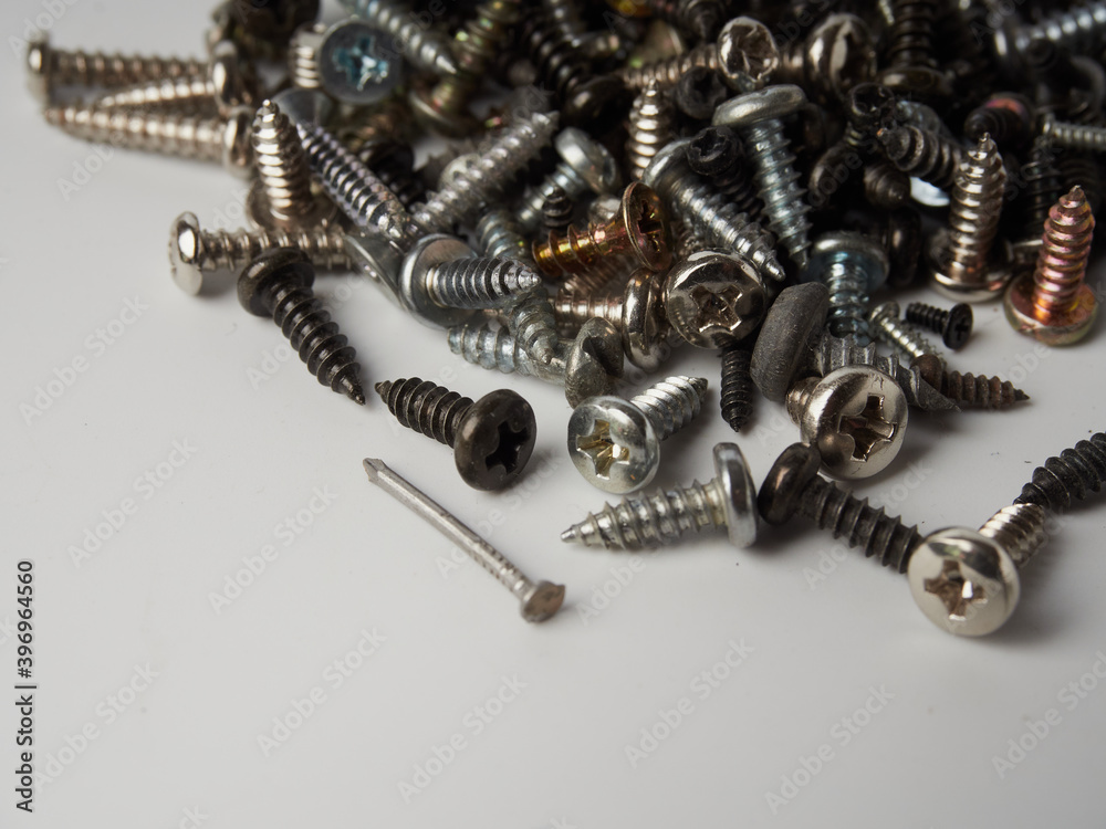 There are many metal self-tapping screws made of steel, self-tapping screw for metal, self-tapping screw for iron, chrome-plated self-tapping screw, scattered screws as background There are many metal self-tapping screws made of steel, self-tapping screw for metal, self-tapping screw for iron, chrome-plated self-tapping screw, scattered screws as background