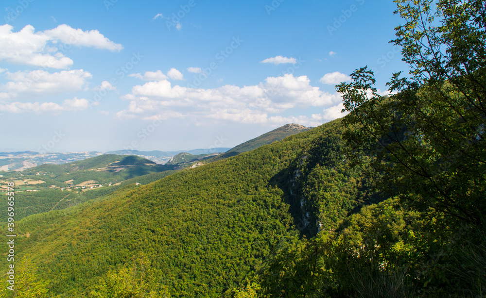 Fototapeta premium Vista lungo il sentiero di montagna in estate