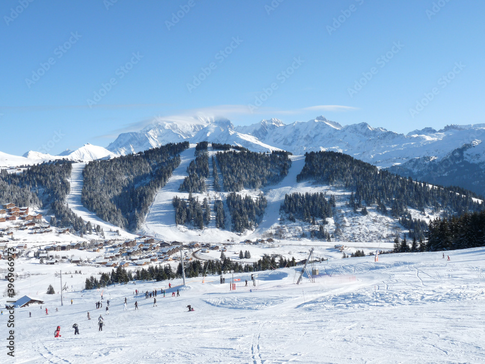 Vue sur le Mont Blanc, la station et les pistes enneigées domaine skiable des Saisies depuis le sommet du mont Bisanne, par une journée ensoleillée d'hiver