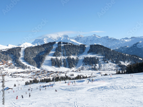 Fotografie Vue sur le Mont Blanc, la station et les pistes enneigées domaine skiable des Sa