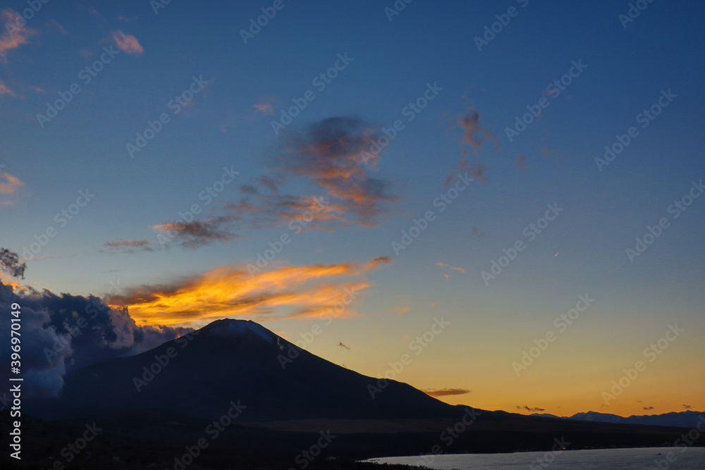 サンセットの富士山と山中湖をパノラマ台から見る
