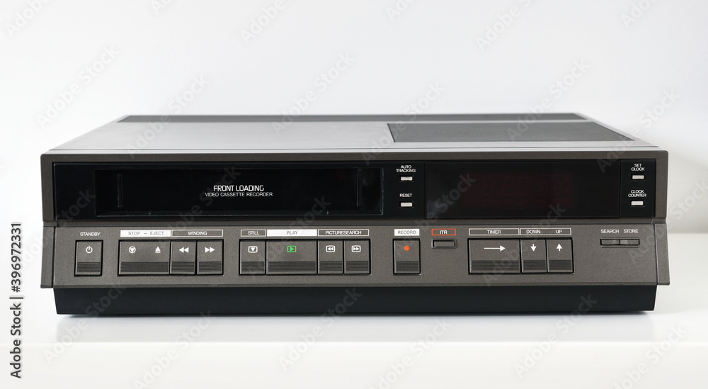 Obraz premium An old vintage videotape recorder from the 1980s stands on a white bedside table with a videotape.