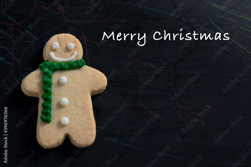 Naklejka premium Gingerbread man Christmas Cookies on Blackboard