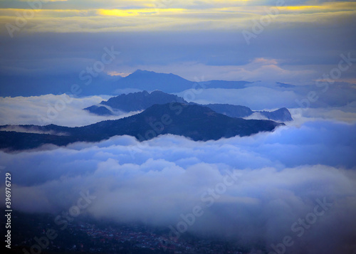 mar de nubes en la montaña 