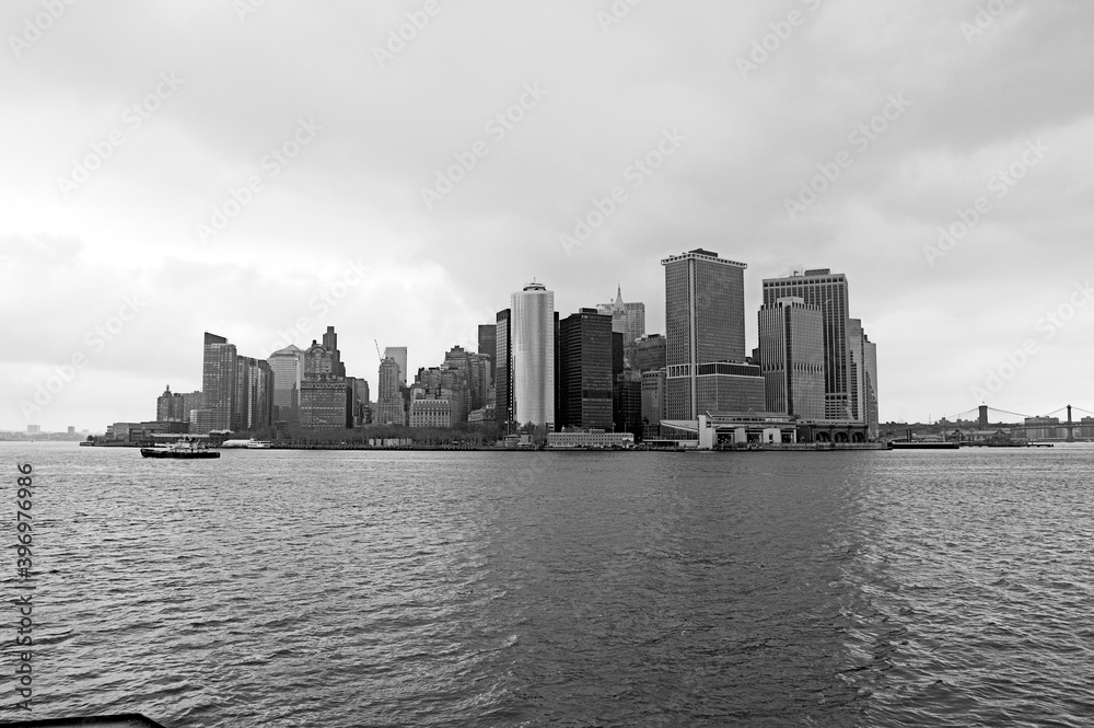 Vistas de los edificios emblemáticos de Manhattan, en Nueva York, en blanco y negro. 