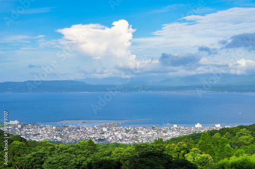 山の上の展望台から望む海