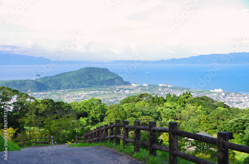 山の上の展望台から望む海