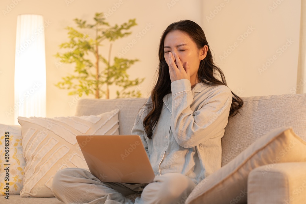 Fototapeta premium 室内でくつろぐ若いアジア人女性