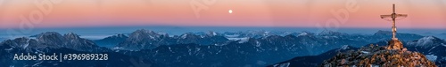 Abendstimmung mit Mond in den Bergen