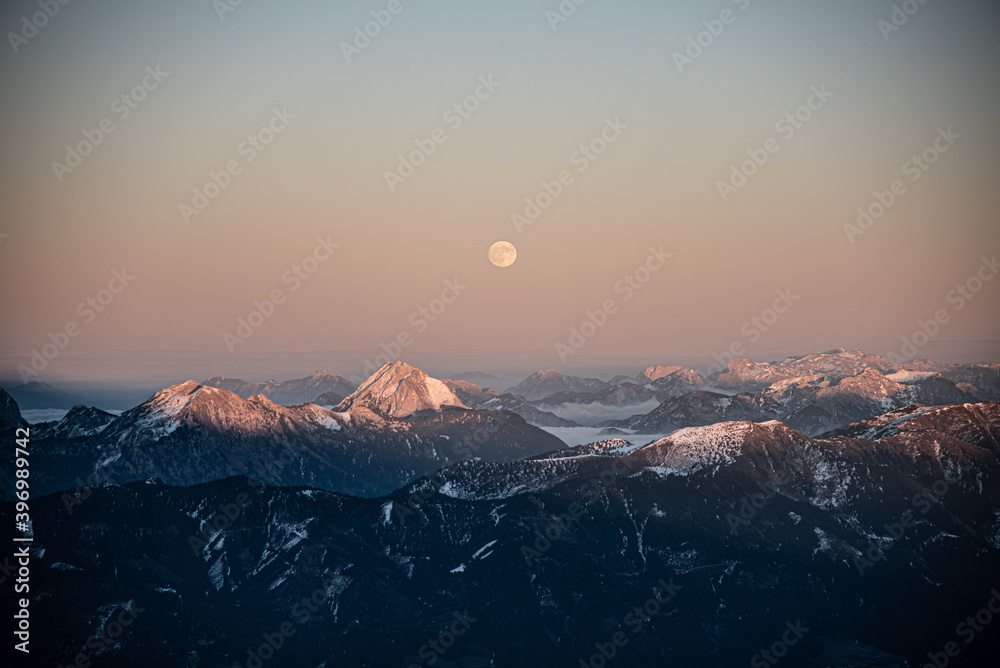 Abendstimmung mit Mond in den Bergen