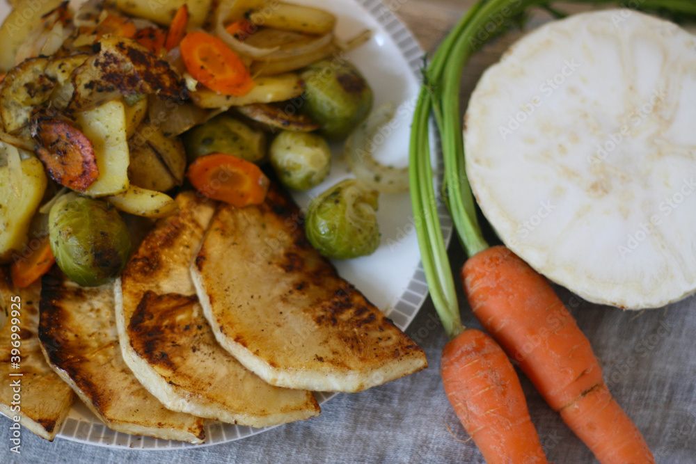 Φωτογραφία Wintergemüse, Sellerie gebraten mit Kartoffeln, Möhren, Rosenkohl und Zwiebeln,