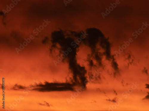 Nubes Oscuras a contraluz con formas varias