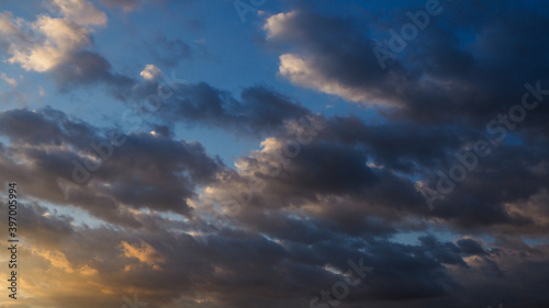 Ciel parsemé de stratocumulus, un soir d'été