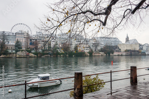 Basel, Kleinbasel, Rhein, Rheinufer, Uferweg, Martinskirche, Rheinbrücke, Rheinsprung, Riesenrad, Grossbasel, Schifffahrt, Basel-Stadt, Winter, Schnee, Schweiz photo