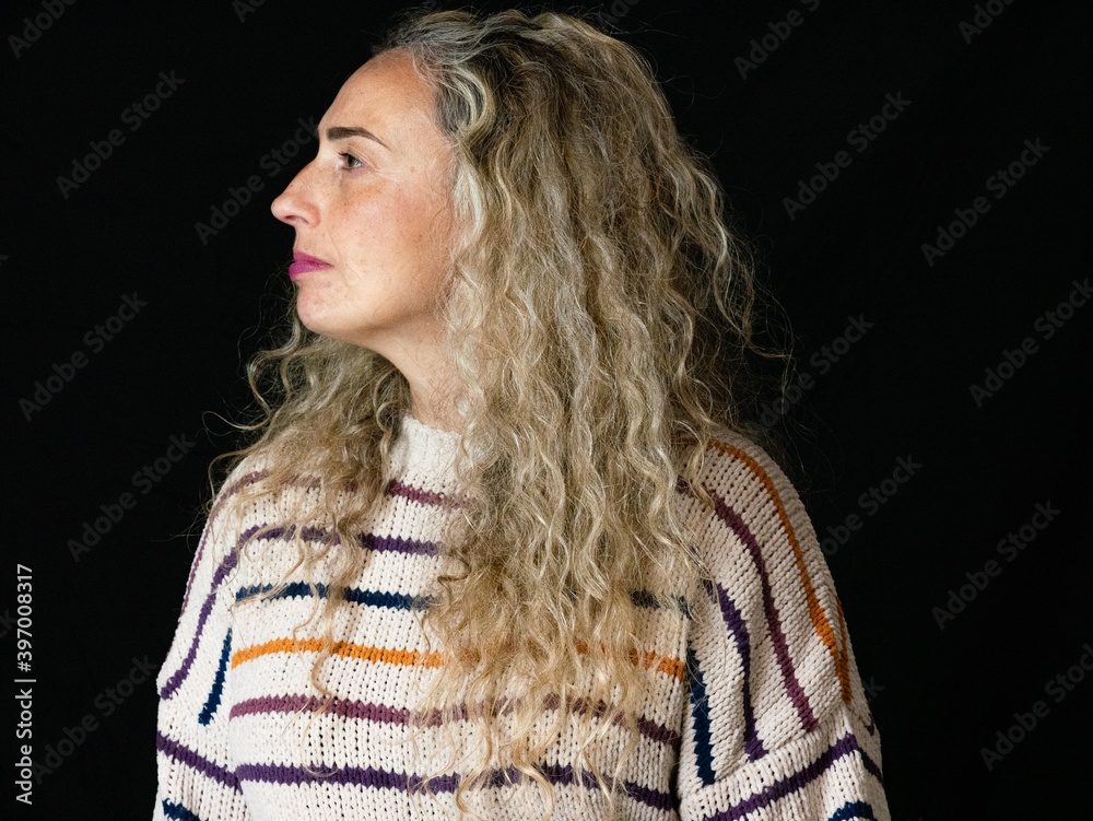 PORTRAIT OF BLONDE WOMAN WITH BLACK BACKGROUND PORTRAIT OF BLONDE WOMAN WITH BLACK BACKGROUND
