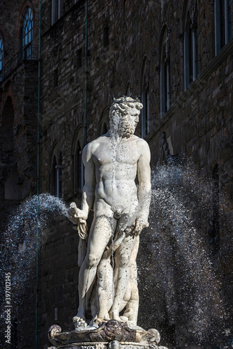 Neptunbrunnen am Piazza della Signoria in Florenz, Italien © franzeldr