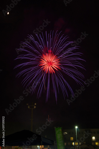 夏祭りの満開の花火