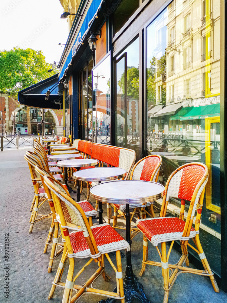 Naklejka premium PARIS, FRANCE - August 22, 2019: Restaurants in Paris city, France.