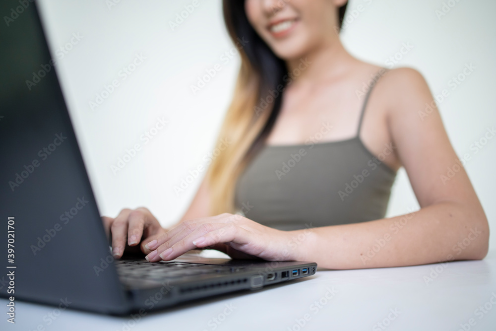 Naklejka premium Asian women are doing online at the office.