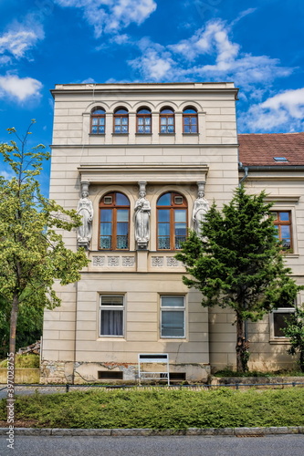 Obraz na płótnie bernburg, deutschland - sanierter altbau mit statuen w salonie