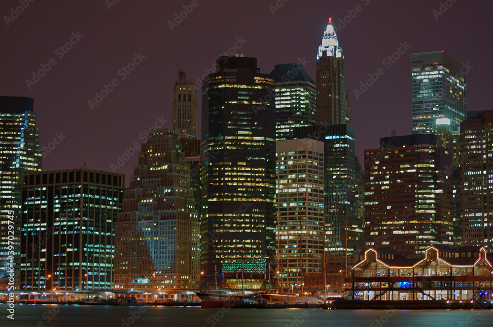 Fototapeta premium Vista nocturna de edificios emblemáticos de Manhattan, en Nueva York.