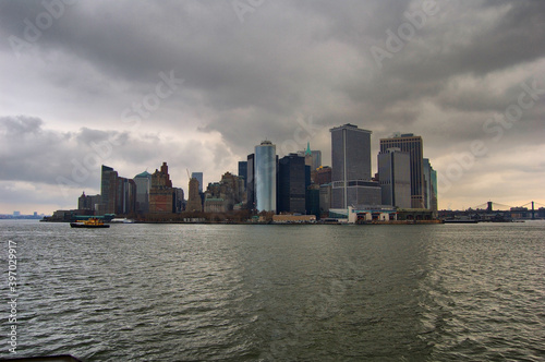 Vistas de los edificios mas emblematicos de Manhattan  en Nueva York  desde el ferry de Staten Island.
