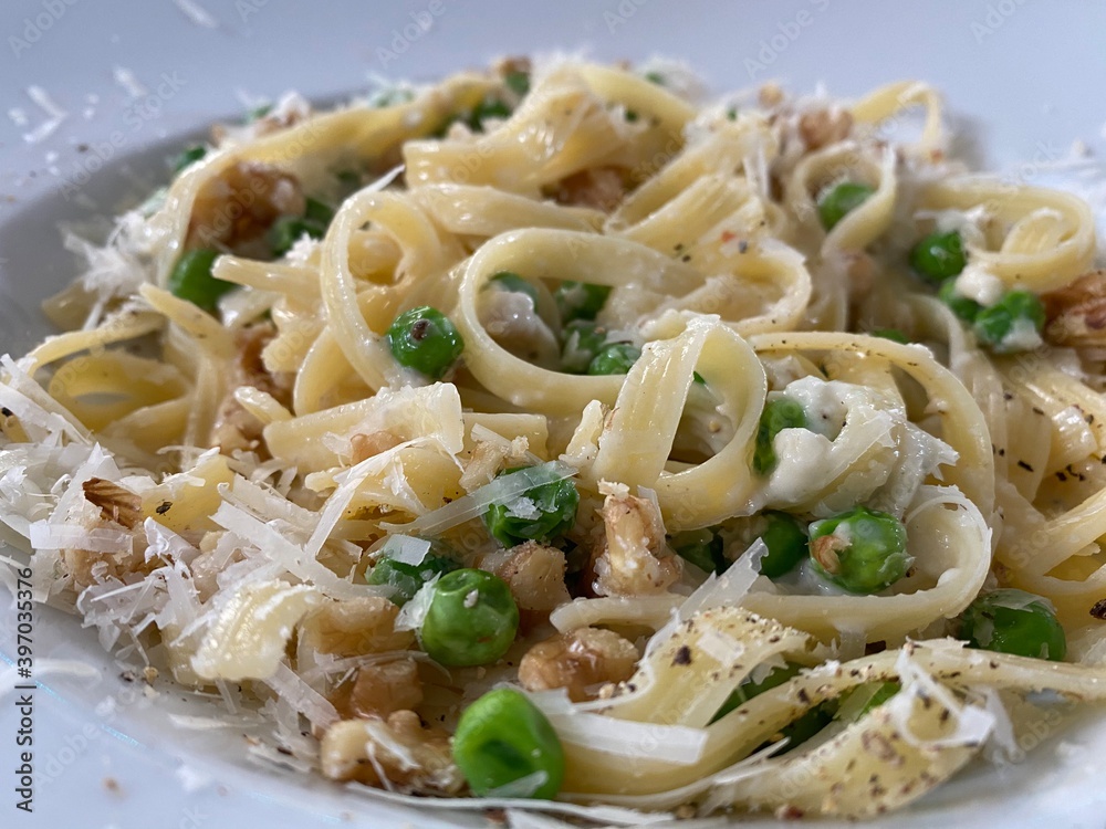 Italienische Pasta glutenfrei mit Erbsen Zwiebeln und Pilze Italienische Pasta glutenfrei mit Erbsen Zwiebeln und Pilze