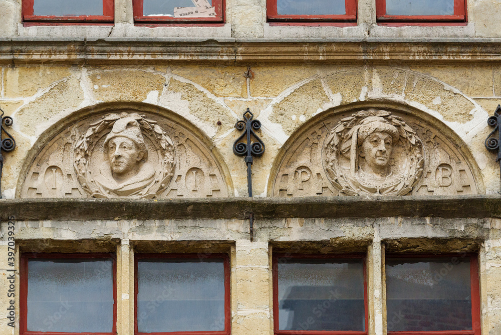 Φωτογραφία The House of Crowned Heads (Huis der Gekroonde Hoofden in Dutch) is a listed Ren