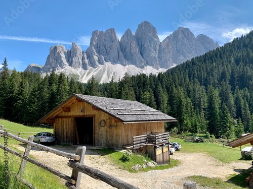 Foto mountain hut in the mountains
