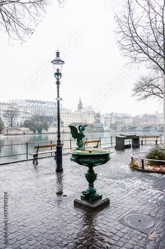 Basel, Basiliskbrunnen, Basilisk, Brunnen, Rhein, Rheinufer, Kleinbasel, Altstadt, Stadt, Martinskirche, Rheinbrücke, Winter, Schnee, Schneedecke, Strassenlaterne, Parkbank, Basel-Stadt, Schweiz photo