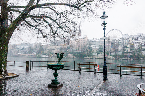 Basel, Basiliskbrunnen, Basilisk, Brunnen, Rhein, Rheinufer, Kleinbasel, Altstadt, Stadt, Winter, Schnee, Schneedecke, Strassenlaterne, Parkbank, Basel-Stadt, Schweiz photo