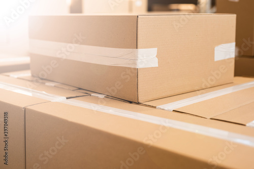 Obraz na płótnie packed cardboard versus cardboard - transport industry - background w salonie